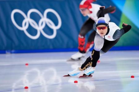 女子１０００メートル　滑走する山田梨央（手前）＝ミラノ（共同）