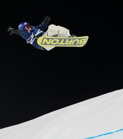 女子ビッグエア決勝　ジャンプする深田茉莉＝リビーニョ（共同）