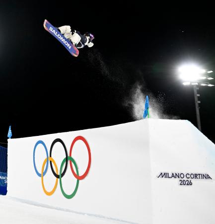 女子ビッグエア決勝　ジャンプする村瀬心椛＝リビーニョ（共同）