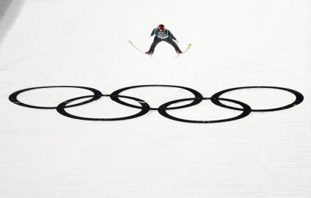 男子個人ノーマルヒルで銅メダルを獲得した二階堂蓮の２回目の飛躍＝プレダッツォ（共同）