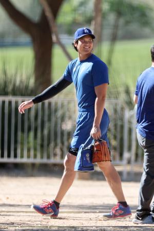 フィールドへ向かうドジャース・大谷＝グレンデール（共同）