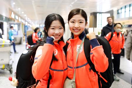 イタリア・ミラノのマルペンサ空港に到着した中井亜美（左）と千葉百音＝１０日（共同）