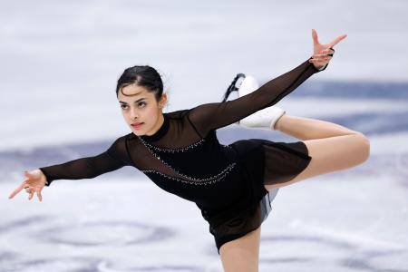 フィギュアスケートの公式練習で調整するカナダのマデリン・シザス＝ミラノ（共同）