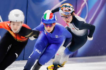 女子５００メートル予選　滑走する金井莉佳（右）＝ミラノ（共同）
