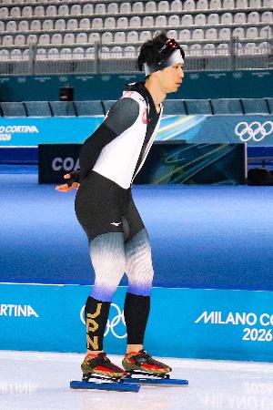 試合会場で調整するスピードスケート男子の倉坪克拓＝ミラノ（共同）