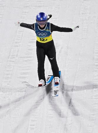 混合団体　２回目の飛躍で着地を決める高梨沙羅＝プレダッツォ（共同）