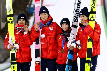 混合団体で銅メダルを獲得し、笑顔を見せる（左から）丸山希、小林陵侑、高梨沙羅、二階堂蓮＝プレダッツォ（共同）