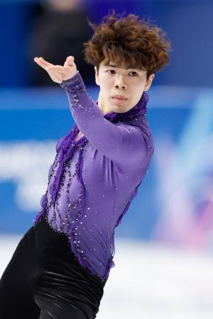 男子ＳＰ　演技する佐藤駿＝ミラノ（共同）