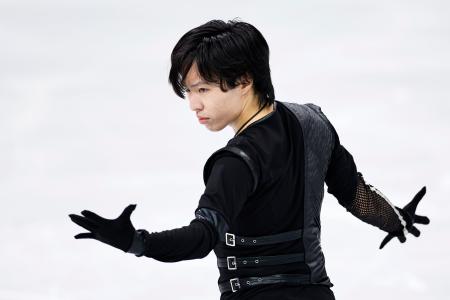 男子ＳＰ　演技する三浦佳生＝ミラノ（共同）