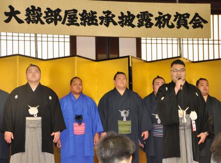 大嶽部屋の継承披露祝賀会であいさつする大嶽親方（右手前）。左端は王鵬＝１１日、両国国技館