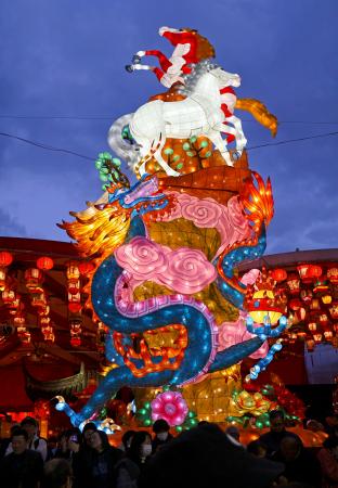 長崎市で開かれている冬の風物詩「長崎ランタンフェスティバル」のメインオブジェ「龍馬精神」＝１１日夕