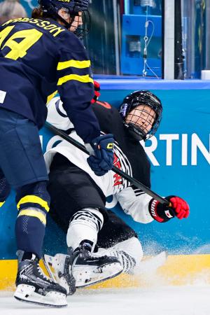 日本―スウェーデン　第３ピリオド、競り合い倒される小山＝ミラノ（共同）