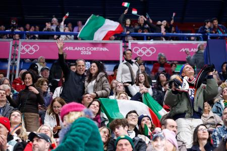 フィギュアスケート会場で盛り上がる観客＝７日、イタリア・ミラノ（共同）