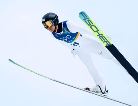 男子個人ノーマルヒル　渡部暁斗の前半飛躍＝プレダッツォ（共同）