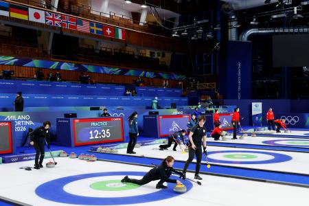 試合会場で調整する日本（手前）＝コルティナダンペッツォ（共同）