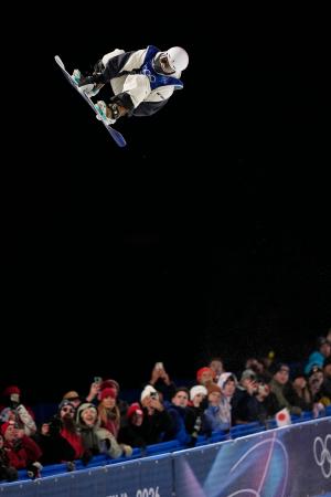 男子ハーフパイプ予選　エアを決める戸塚優斗＝リビーニョ（共同）