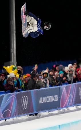 男子ハーフパイプ予選　エアを決める平野歩夢＝リビーニョ（共同）