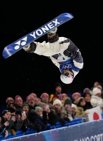 男子ハーフパイプ予選　戸塚優斗の１回目＝リビーニョ（共同）