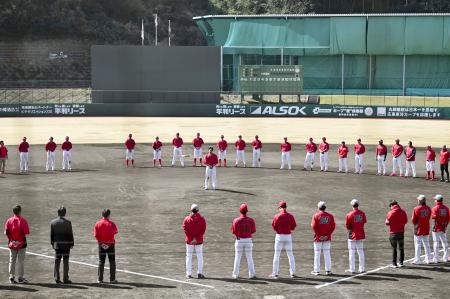 １次キャンプを打ち上げ、円陣を組む広島の選手ら＝日南