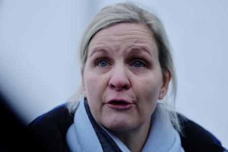 スケルトン選手の失格問題について説明するＩＯＣのカースティ・コベントリー会長＝１２日、コルティナダンペッツォ（ロイター＝共同）