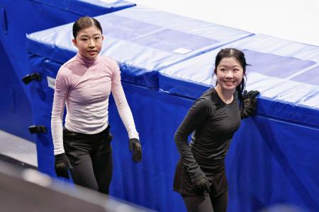 公式練習を終えた千葉百音（左）と中井亜美＝ミラノ（共同）