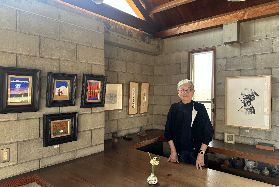 店内に飾っていた絵画や彫刻などを展示即売する行野睦子さん