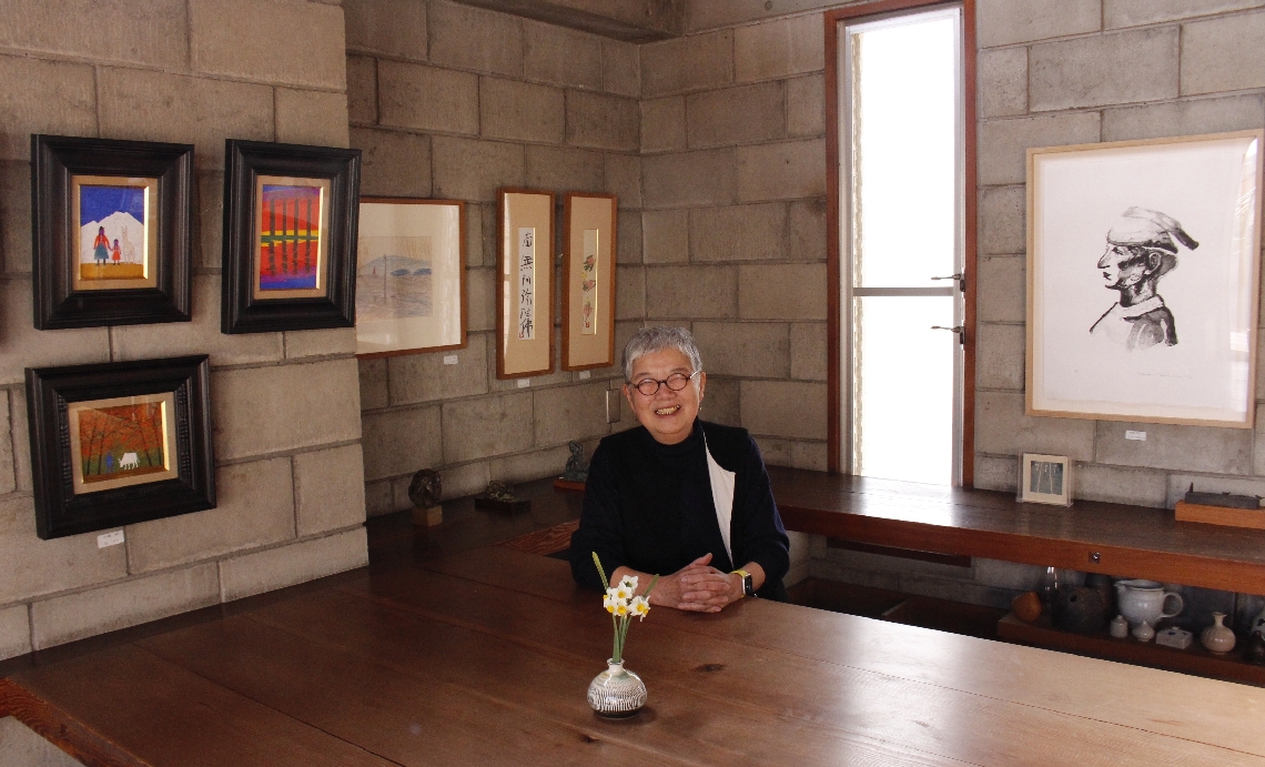 店内に飾っていた絵画や彫刻などを展示即売する行野睦子さん