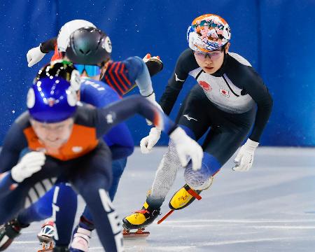 女子５００メートル準々決勝　滑走する金井莉佳＝ミラノ（共同）