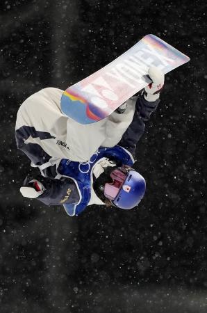 女子ハーフパイプ決勝　技を決める清水さら＝リビーニョ（共同）