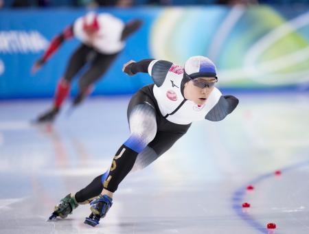 五輪スピードスケート男子１０００メートルで滑走する森重航＝１１日、ミラノ（共同）