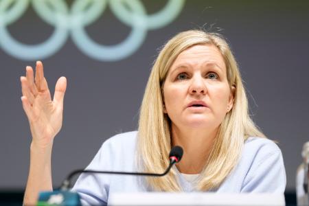 記者会見するＩＯＣのコベントリー会長＝１３日、イタリア・ミラノ（共同）