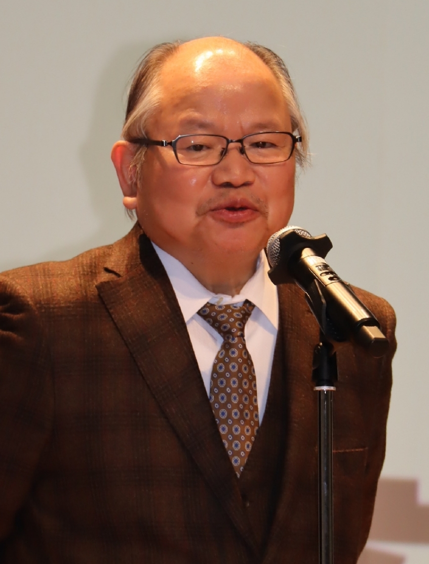 あいさつする安部龍太郎さん