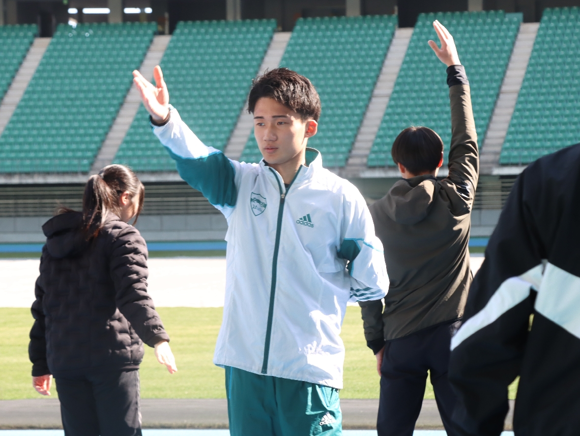 参加者にストレッチの実演をする青山学院大の折田（中央）