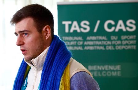 スポーツ仲裁裁判所（ＣＡＳ）の聞き取りを前に取材に応える五輪スケルトン男子ウクライナ代表のウラジスラフ・ヘラスケビッチ＝１３日、ミラノ（ロイター＝共同）