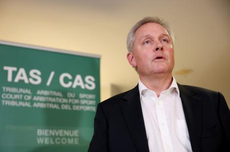 ウクライナ選手の失格問題について説明するスポーツ仲裁裁判所（ＣＡＳ）のマシュー・リーブ事務総長＝１３日、ミラノ（ゲッティ＝共同）