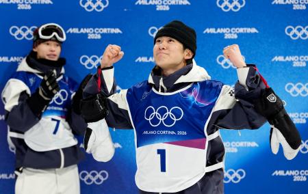 男子ハーフパイプ決勝で金メダルを確信し、ガッツポーズする戸塚優斗。左は山田琉聖＝リビーニョ（共同）