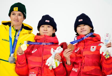 男子ハーフパイプの表彰式で金メダルを掲げる戸塚優斗（中央）。右は銅の山田琉聖＝リビーニョ（共同）