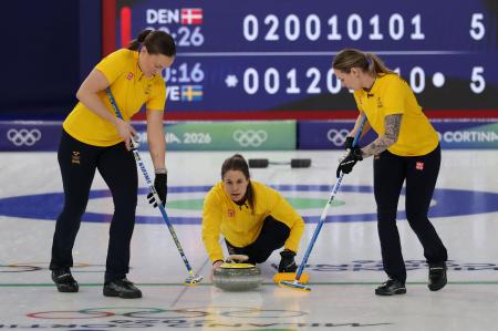 カーリング女子１次リーグでデンマークと対戦するスウェーデン＝１３日、コルティナダンペッツォ（ロイター＝共同）