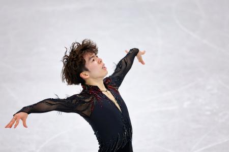 男子フリー　フィニッシュのポーズを決める佐藤駿＝ミラノ（共同）