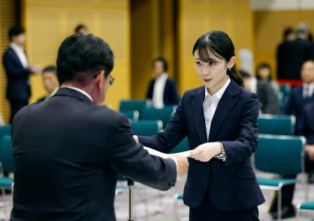 第５１回衆院選比例代表の当選証書を受け取る自民党の村木汀氏＝１４日午前、総務省