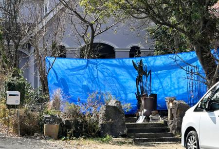 家宅捜索のため、ブルーシートが張られた静岡県伊東市の田久保真紀前市長の自宅＝１４日午後０時３１分、伊東市