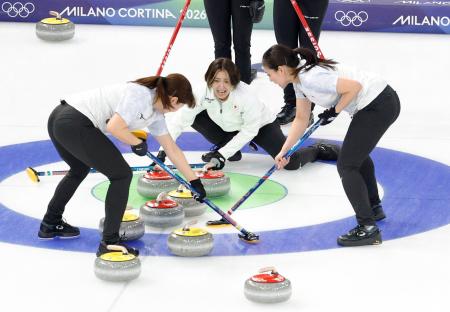 日本―スイス　第８エンド、指示を出す吉村。左は小谷、右は近江谷＝コルティナダンペッツォ（共同）