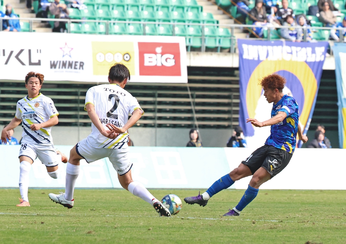 後半１７分、先制ゴールを決める大分のＭＦ有働（右）