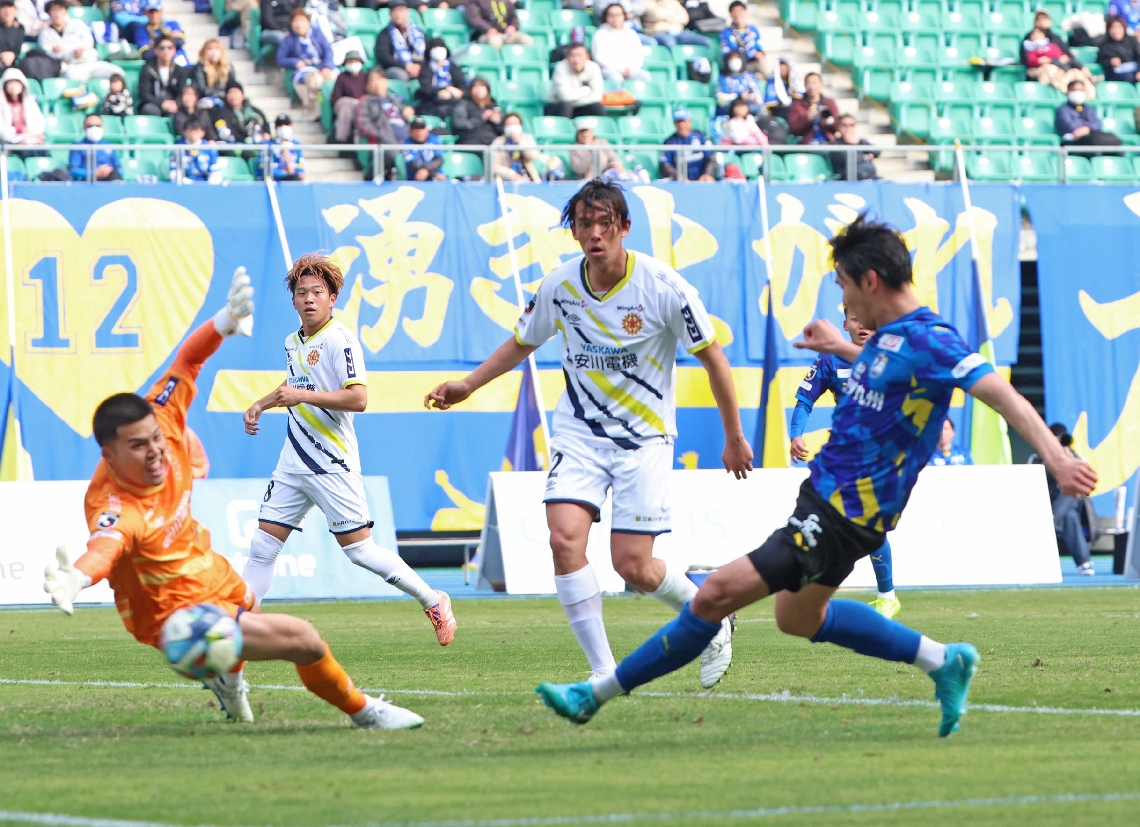 後半２６分、２点目を決める大分のＦＷ金（右）