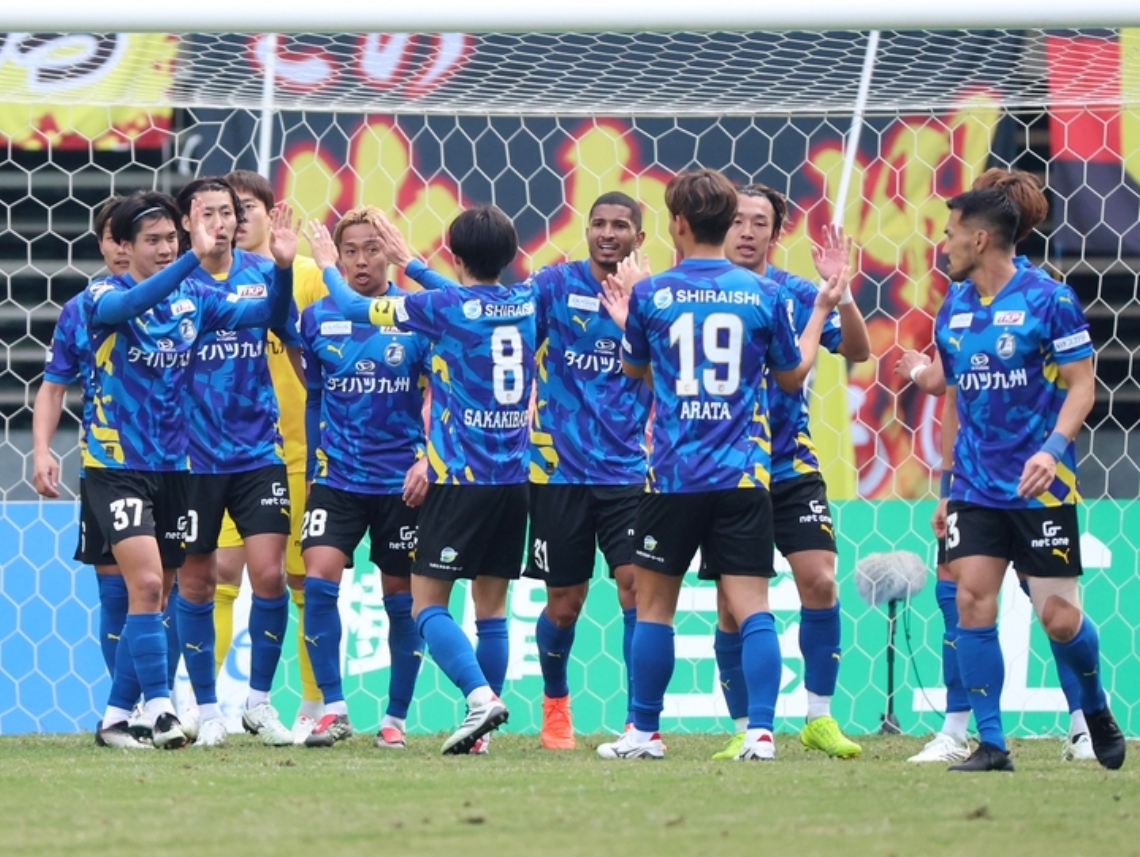 試合終了後、勝利を喜ぶ大分の選手たち