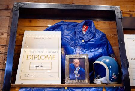 エウジェニオ・モンティのヘルメットなどが飾られたショーケース＝６日、イタリア・コルティナダンペッツォ（共同）