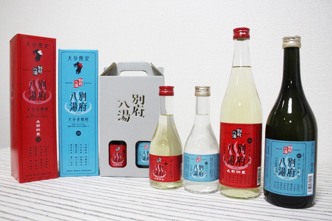 リニューアルした麦焼酎「別府八湯」。モニターキャンペーンで人気だった試作品を商品化した＝別府市