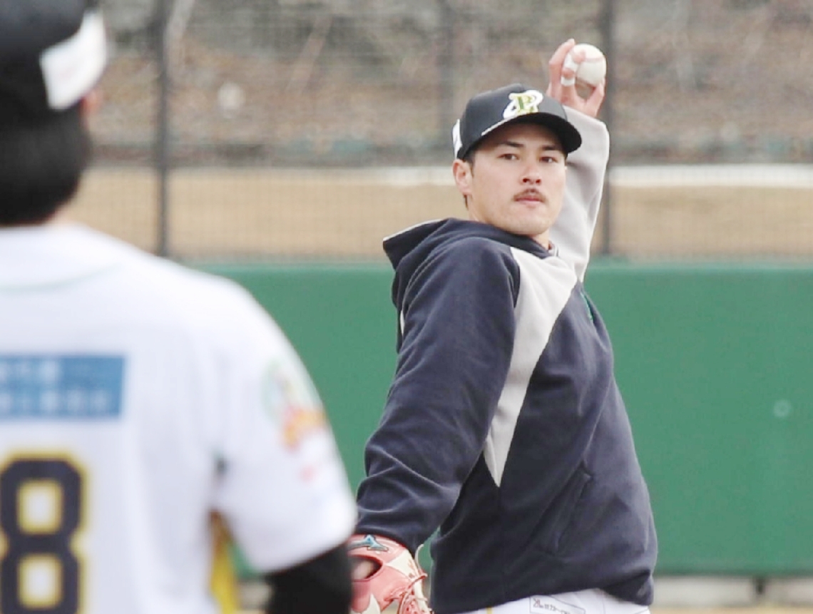 今季から加入した注目投手の笠谷（右）＝１６日、臼杵市のフジジンの杜スタジアム
