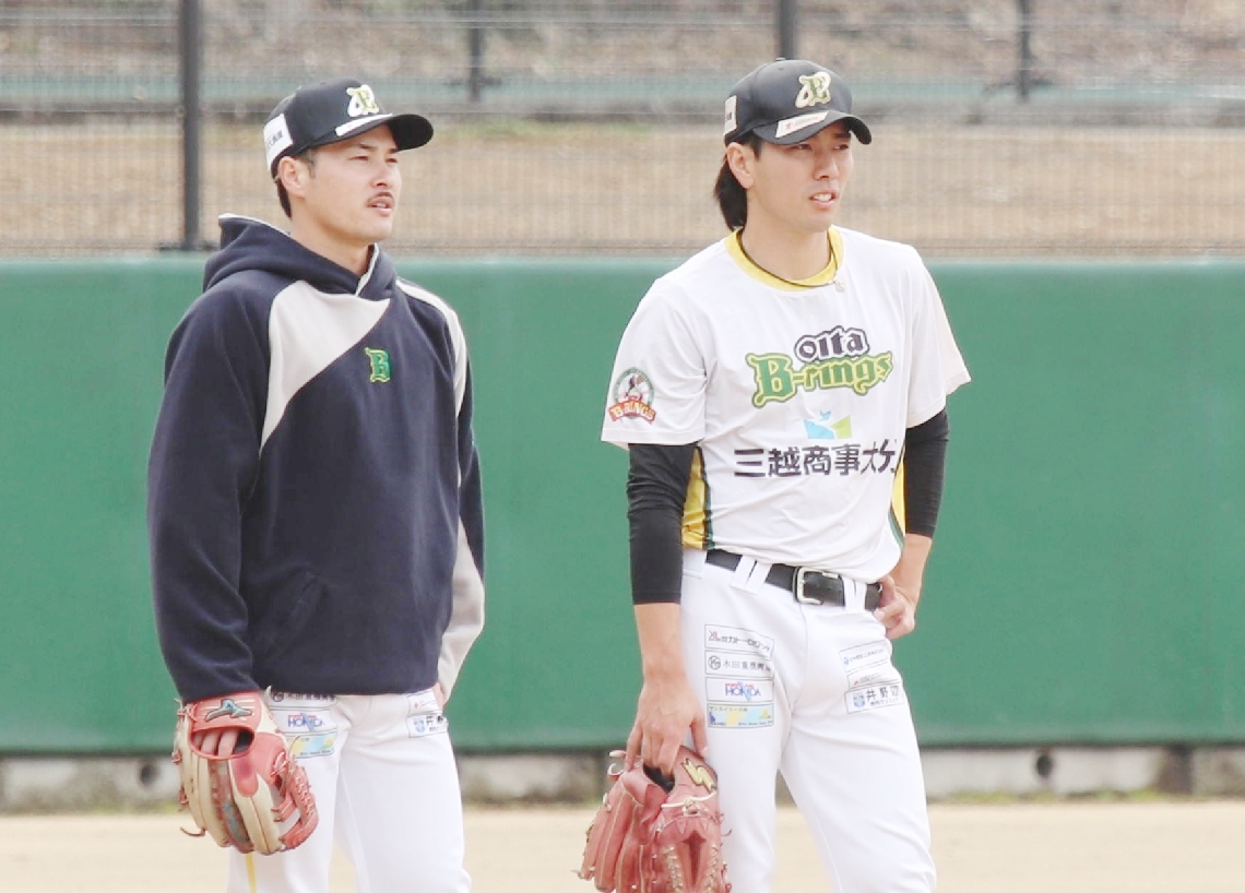 若手投手にアドバイスする笠谷（左）