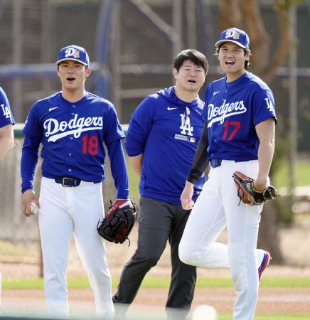 練習するドジャース・大谷（右）と山本（左）＝グレンデール（共同）